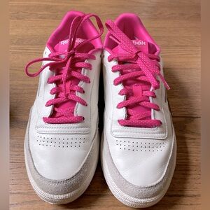 Like new, with box!! Women’s Reebok Club C85 Sneakers